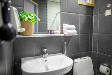 Фото номера Стандартный двухместный номер с 2 отдельными кроватями Отель Hotel Uusikuu г. Миккели 34