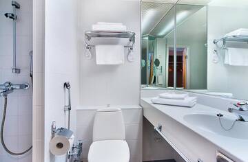 Фото номера Двухместный номер с 2 отдельными кроватями Отель Original Sokos Hotel Vaakuna Mikkeli г. Миккели 15