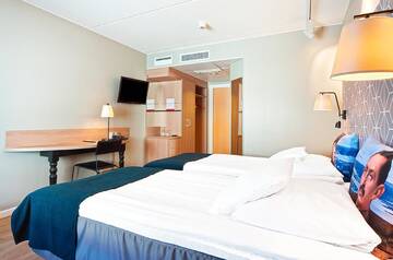 Фото номера Двухместный номер с 2 отдельными кроватями Отель Original Sokos Hotel Vaakuna Mikkeli г. Миккели 6