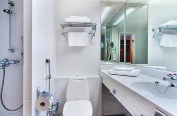 Фото номера Двухместный номер с 2 отдельными кроватями Отель Original Sokos Hotel Vaakuna Mikkeli г. Миккели 27